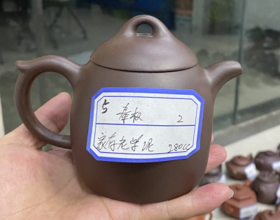 师承王寅春后人王小龙,高丽君夫妇学习紫砂艺术精髓,使得制壶技艺全面