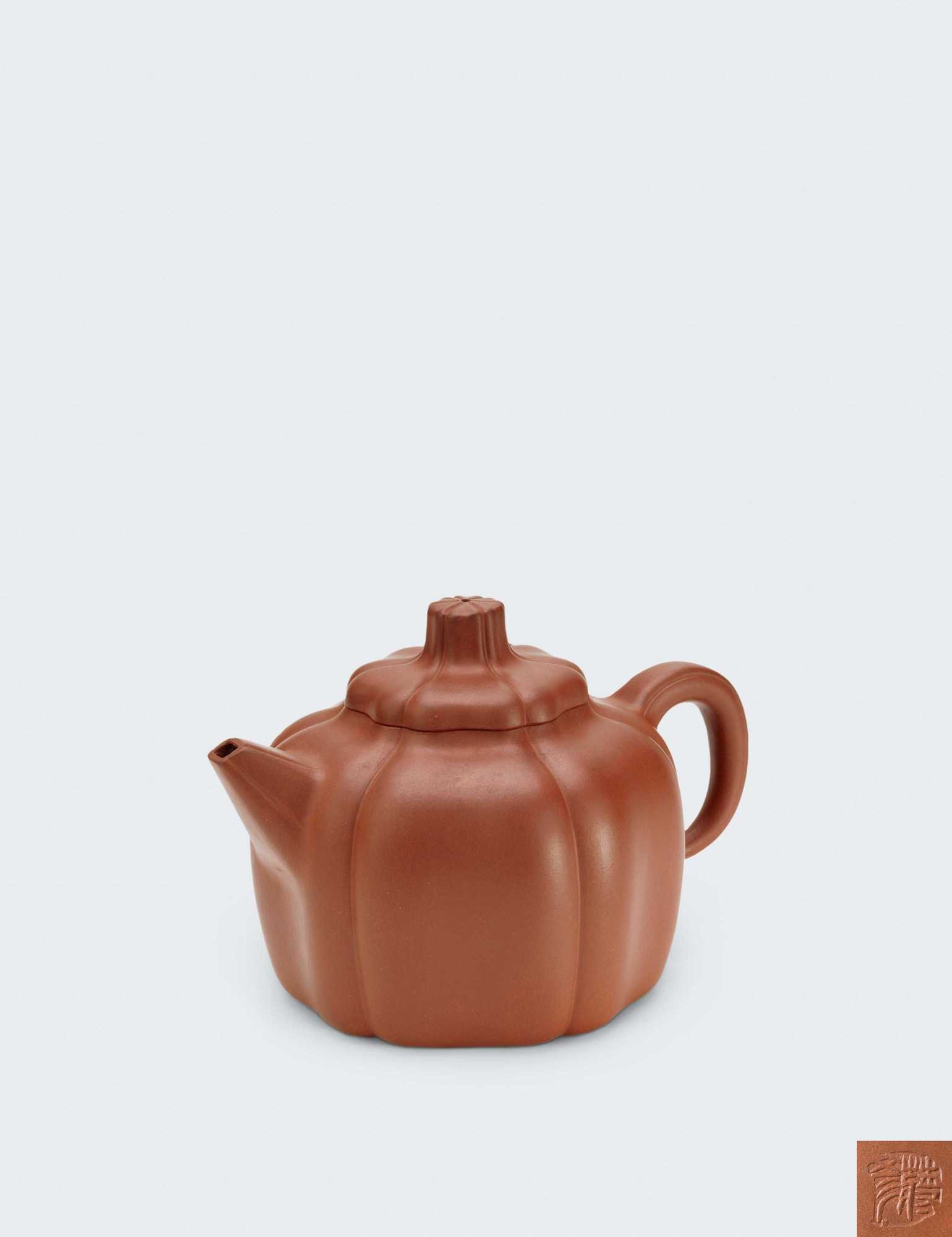当代 蒋彦制葵瓣壶